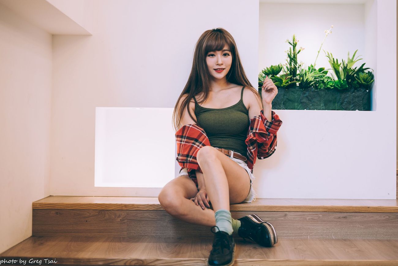 凯云咖啡馆‌红黑格纹衬衫