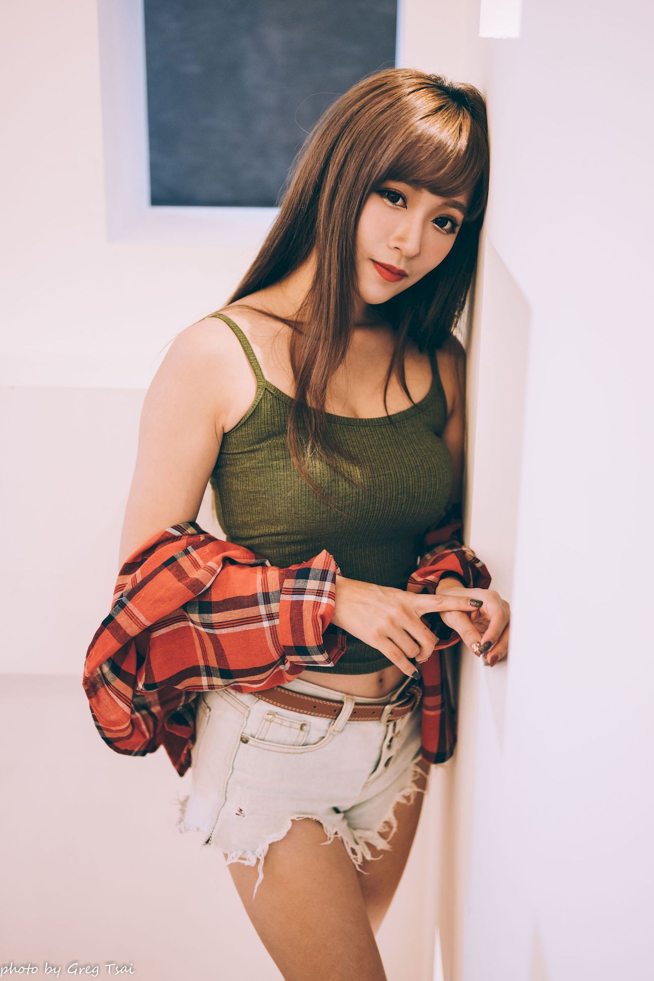 凯云咖啡馆‌红黑格纹衬衫