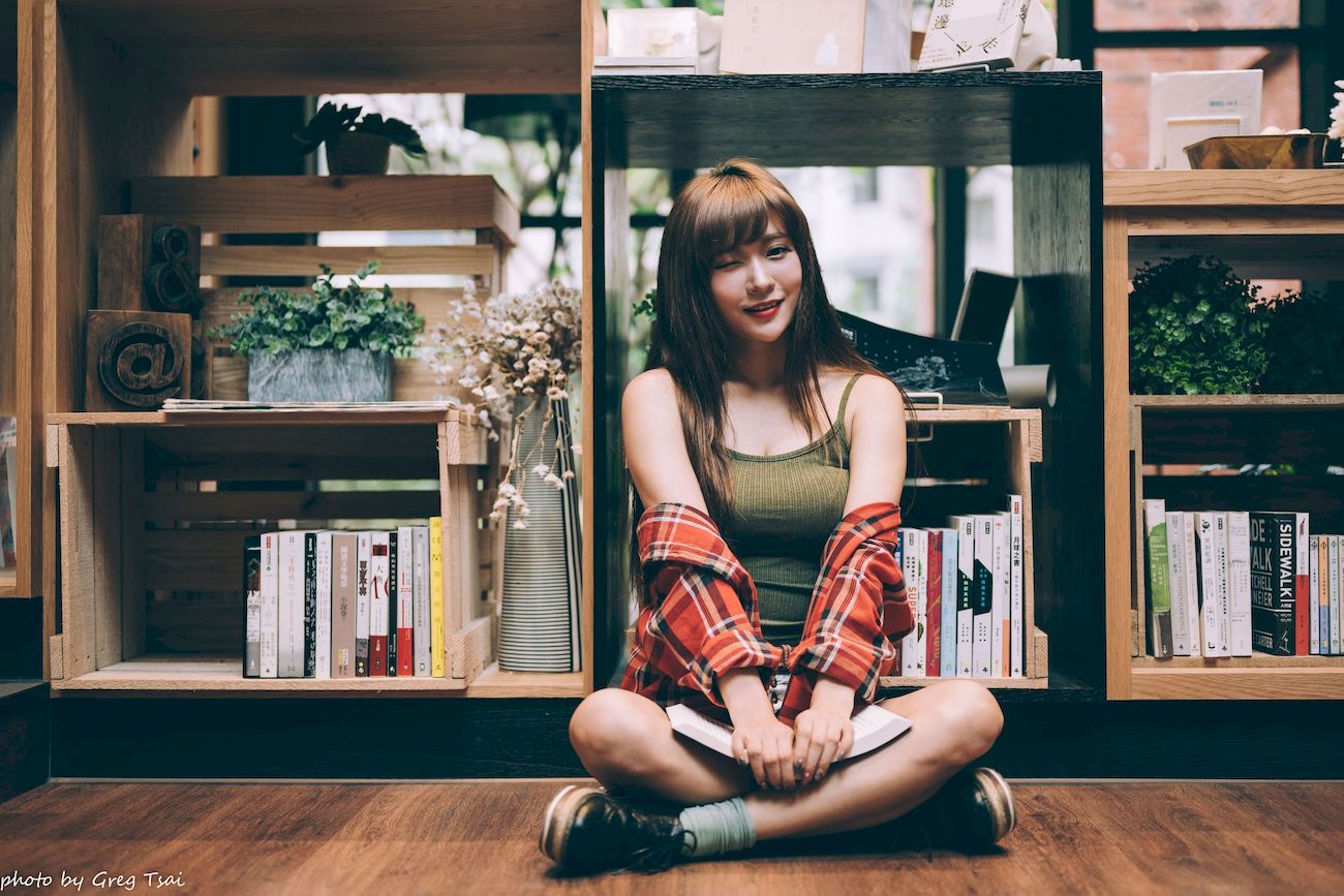 凯云咖啡馆‌红黑格纹衬衫