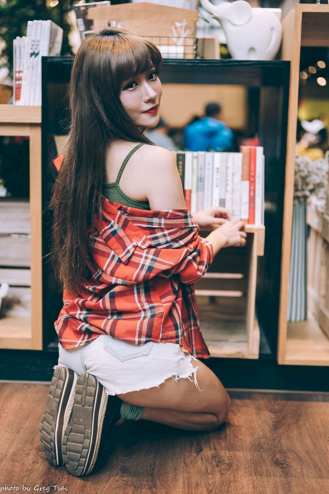 凯云咖啡馆‌红黑格纹衬衫