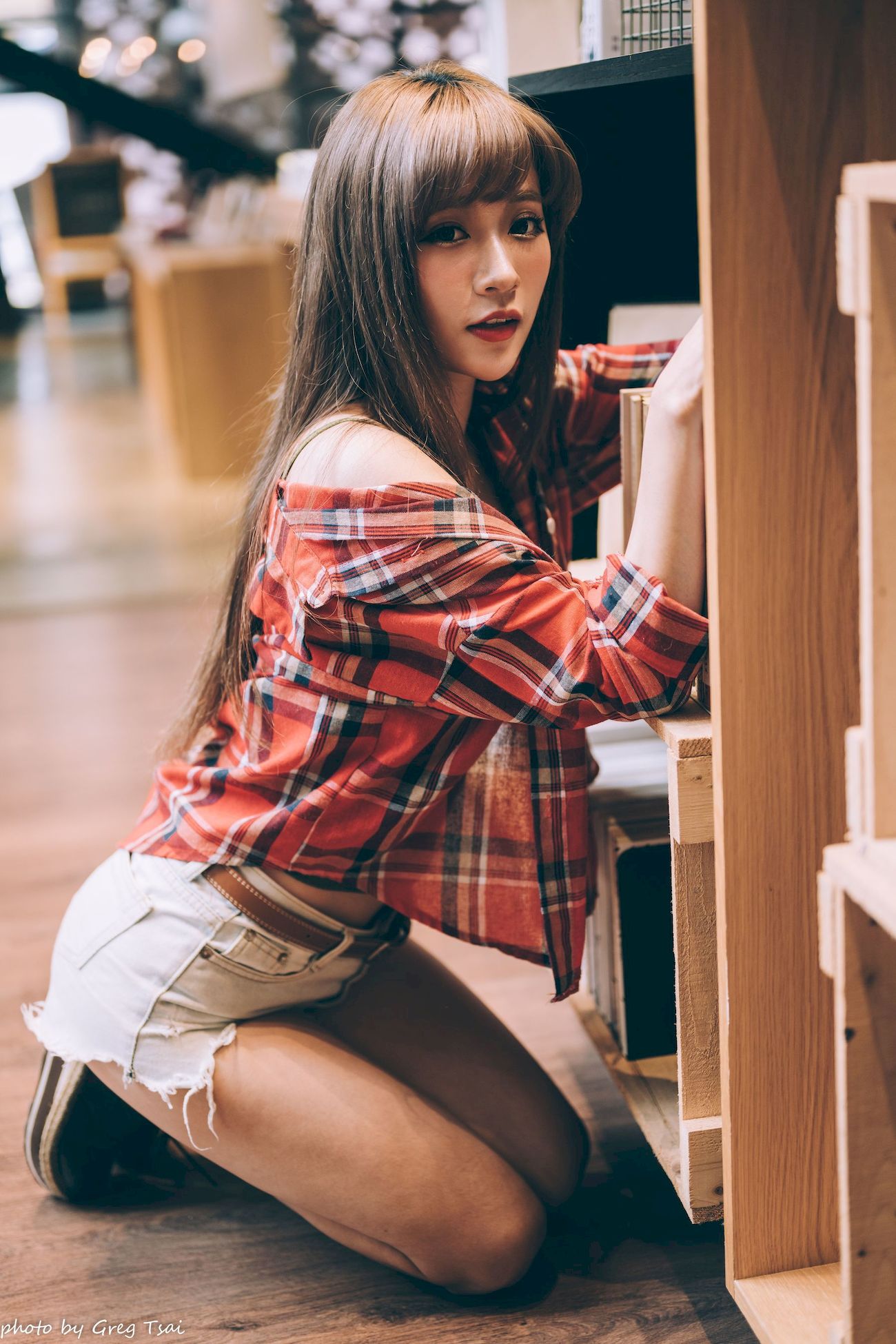 凯云咖啡馆‌红黑格纹衬衫