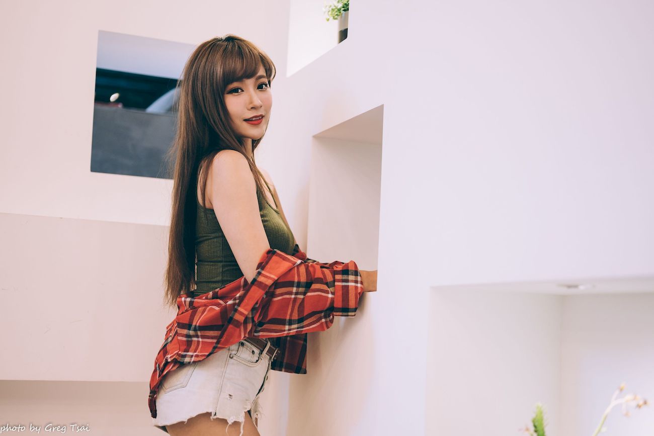 凯云咖啡馆‌红黑格纹衬衫