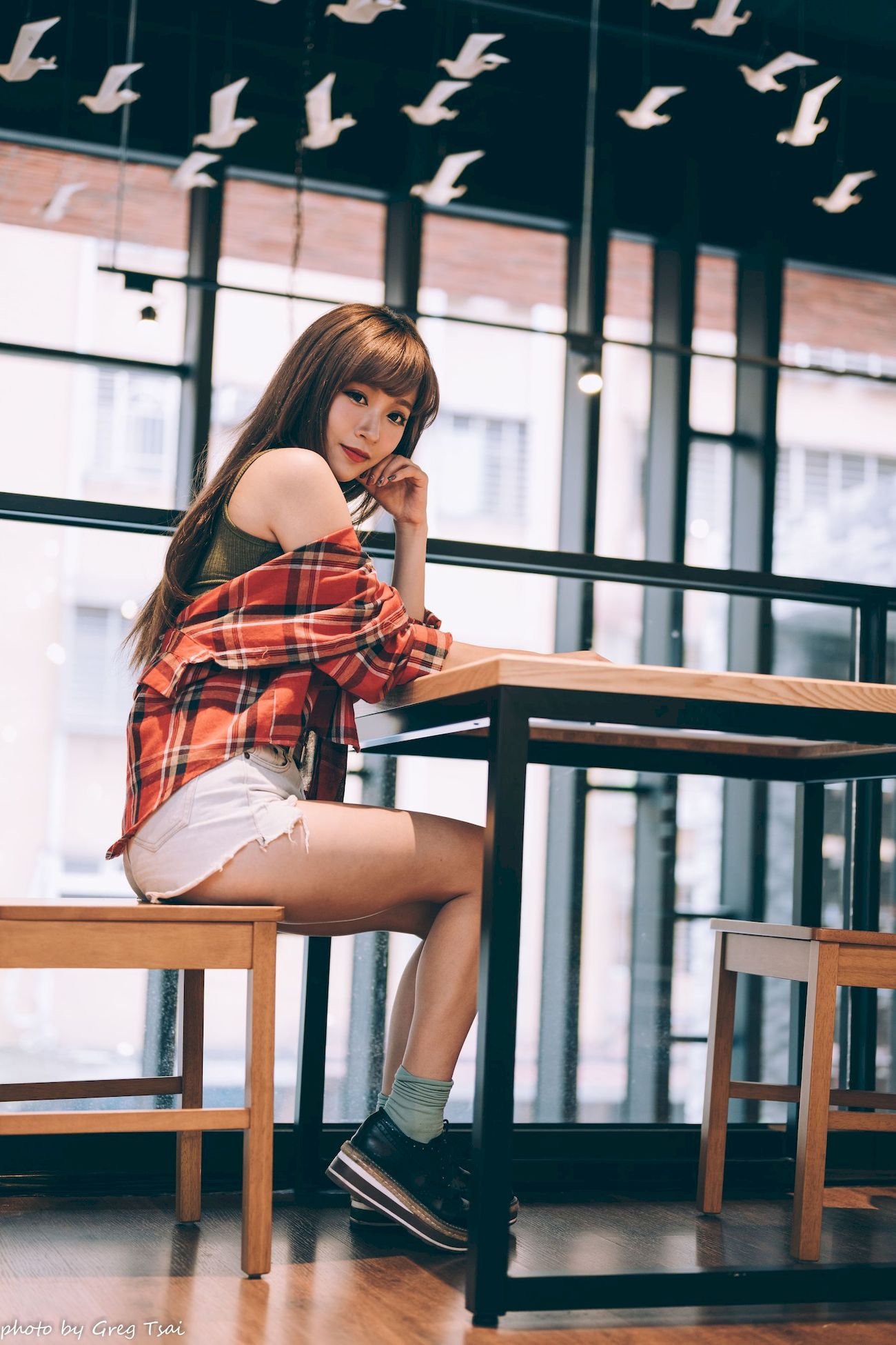 凯云咖啡馆‌红黑格纹衬衫