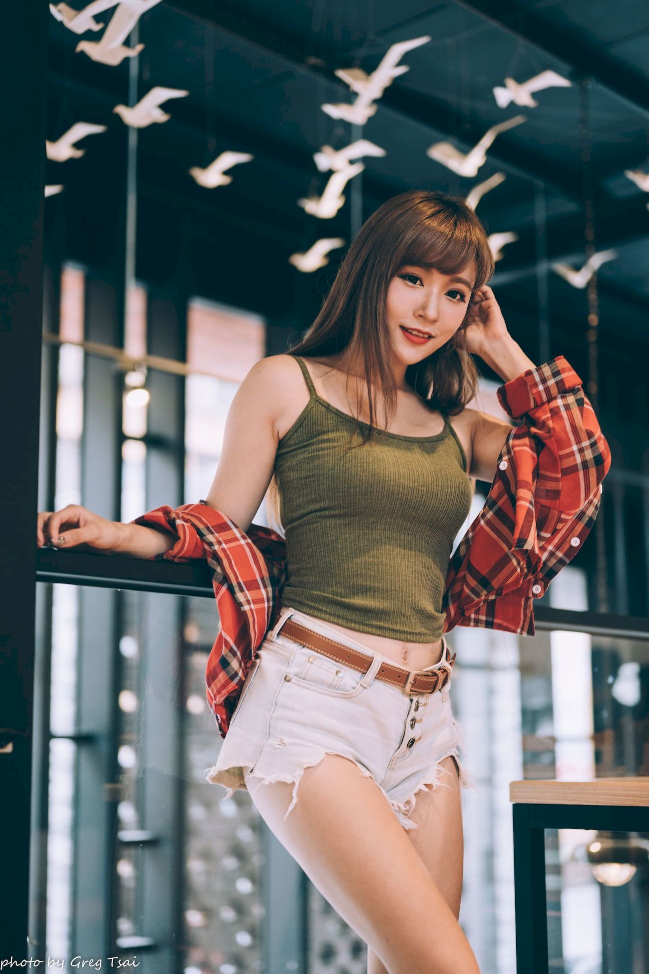 凯云咖啡馆‌红黑格纹衬衫