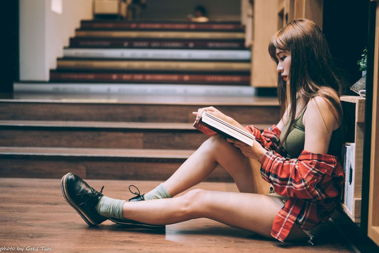 凯云咖啡馆‌红黑格纹衬衫