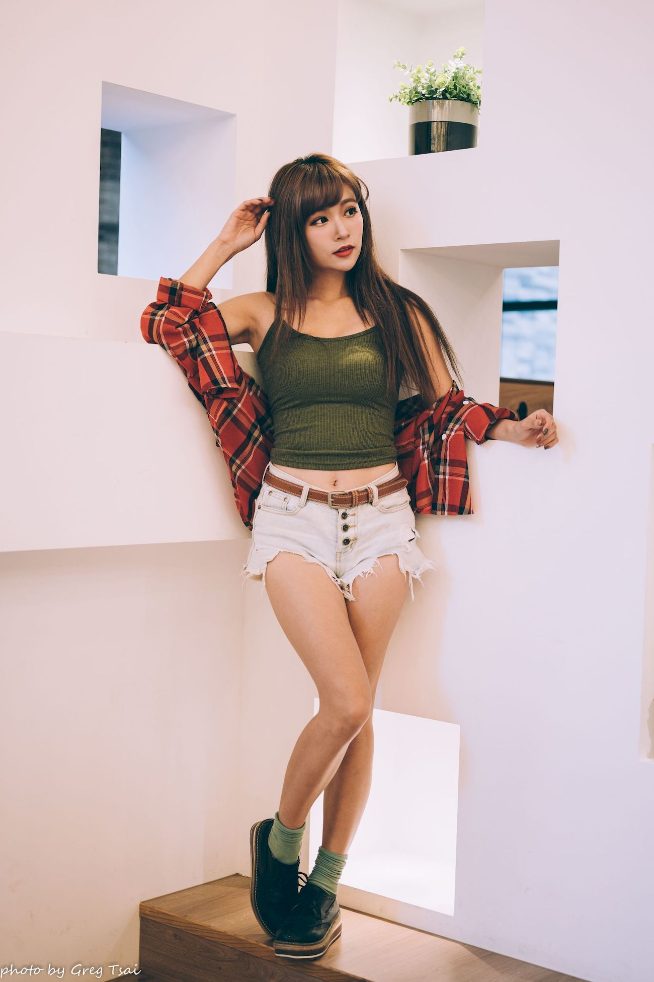 凯云咖啡馆‌红黑格纹衬衫