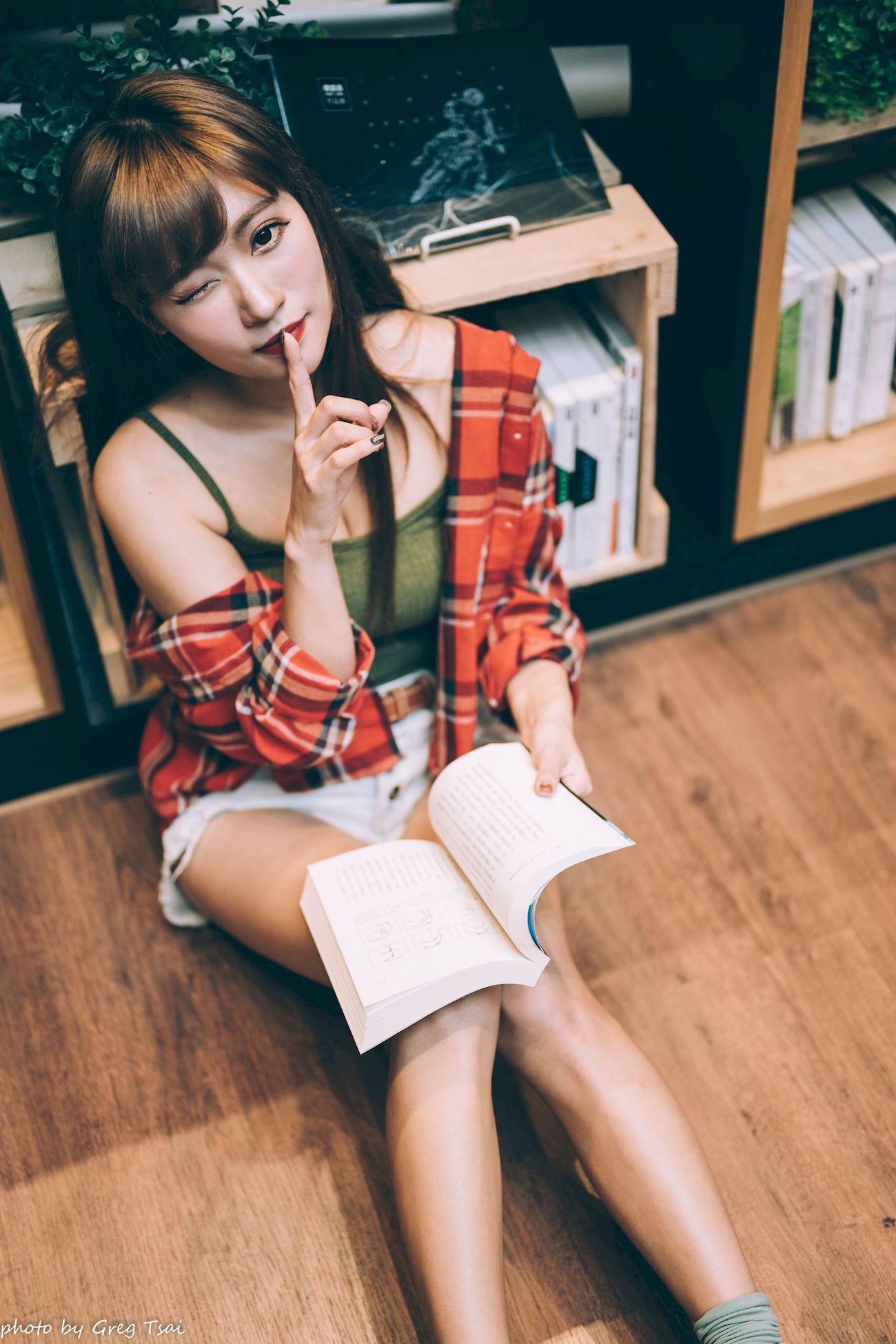 凯云咖啡馆‌红黑格纹衬衫