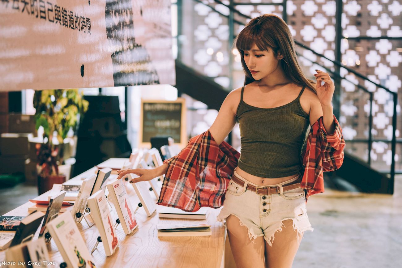 凯云咖啡馆‌红黑格纹衬衫