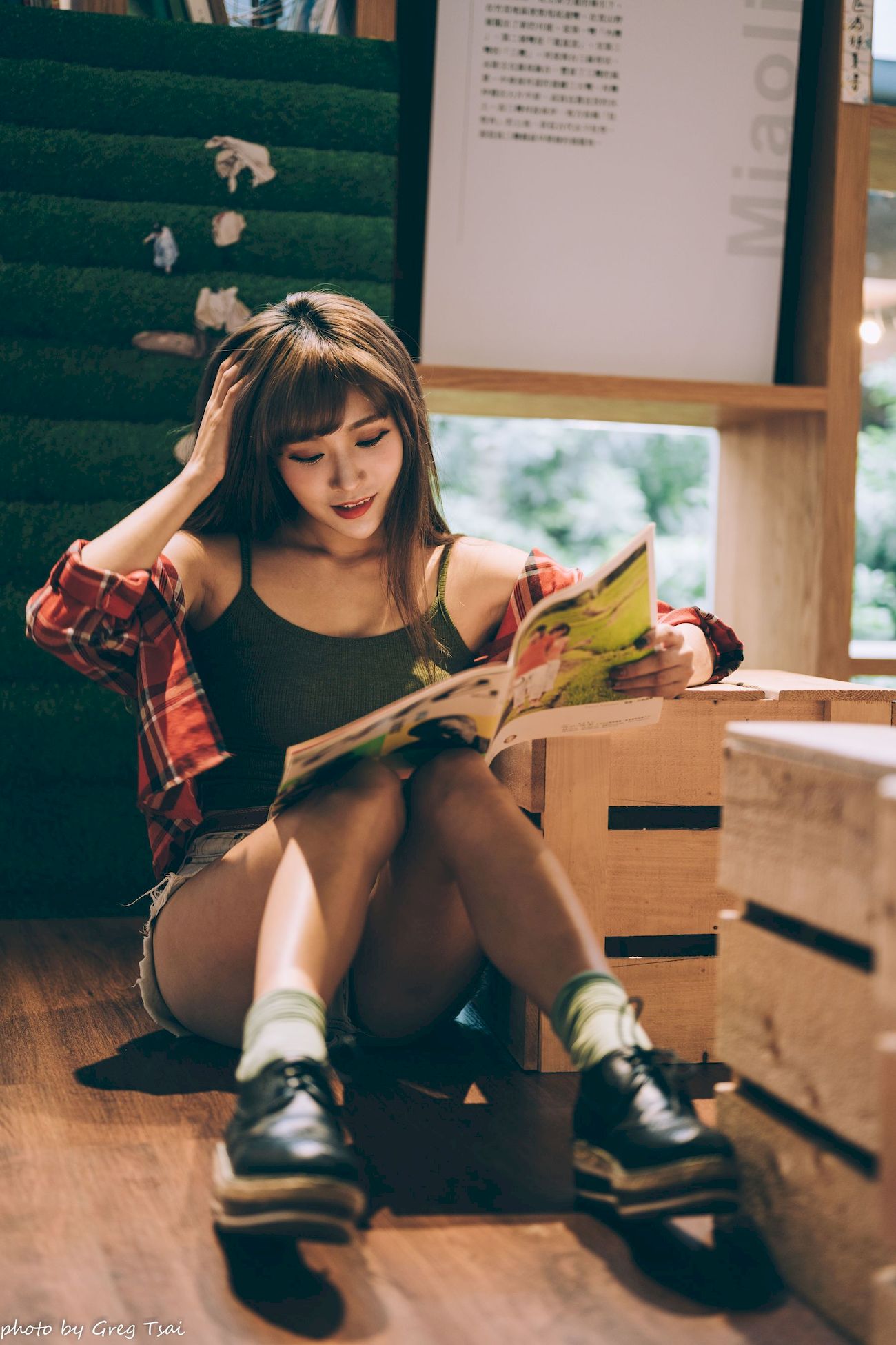 凯云咖啡馆‌红黑格纹衬衫