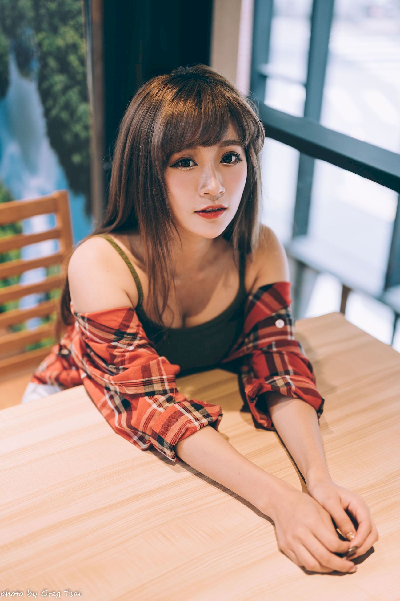 凯云咖啡馆‌红黑格纹衬衫