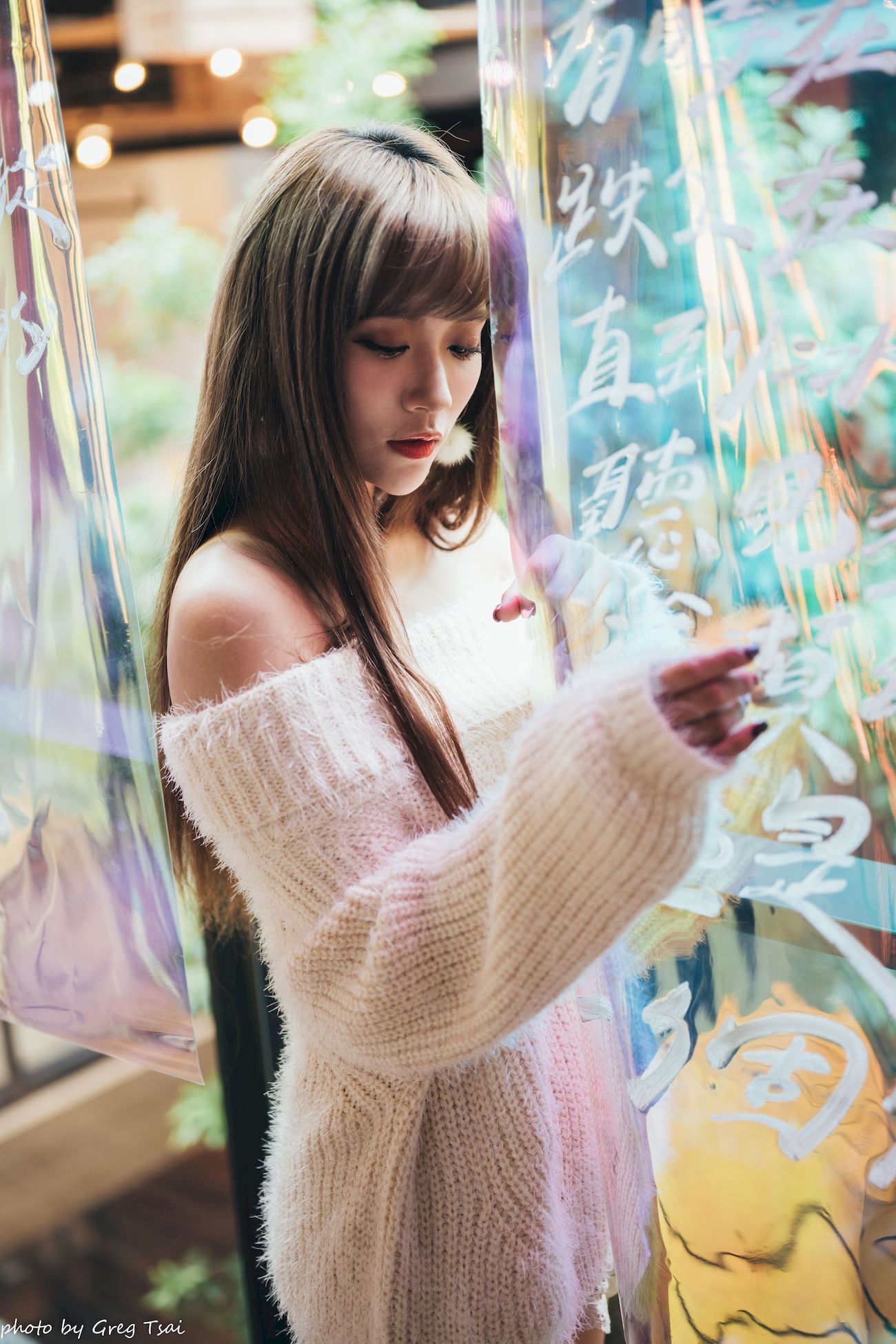 凯云身着‌白色毛绒针织上衣户外慵懒写真