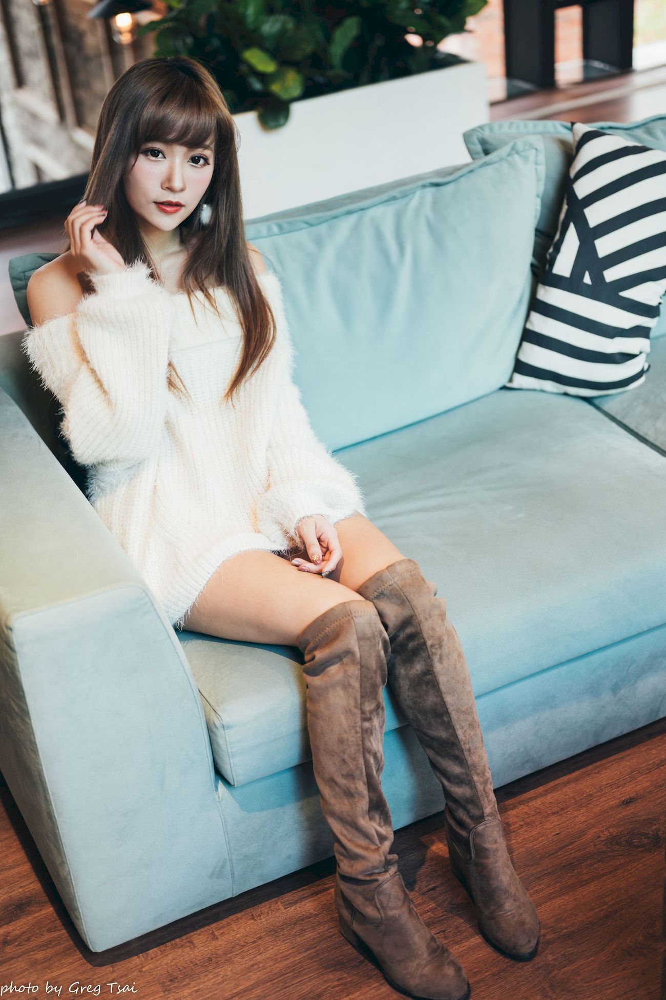 凯云身着‌白色毛绒针织上衣户外慵懒写真