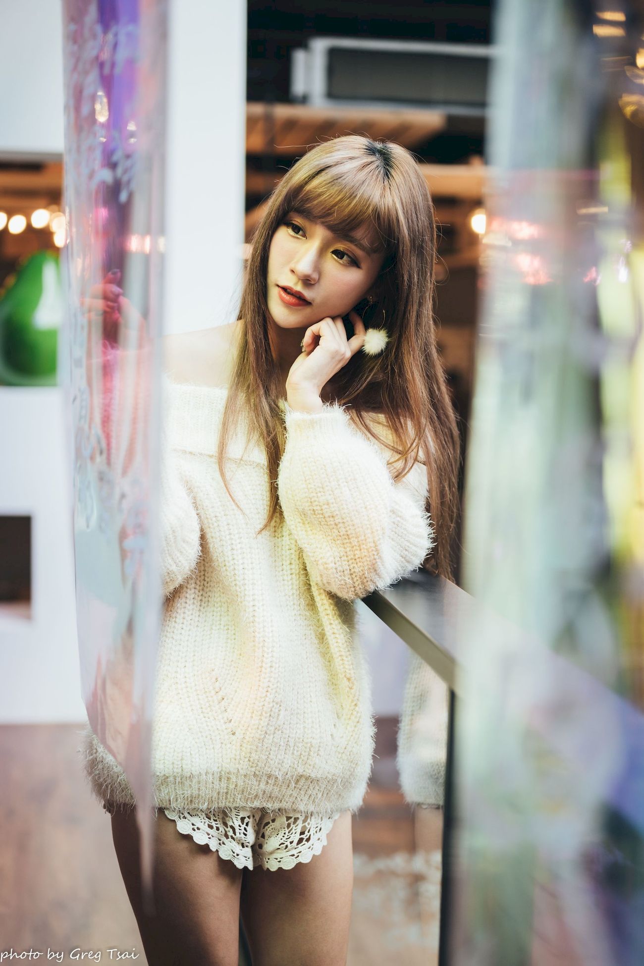 凯云身着‌白色毛绒针织上衣户外慵懒写真