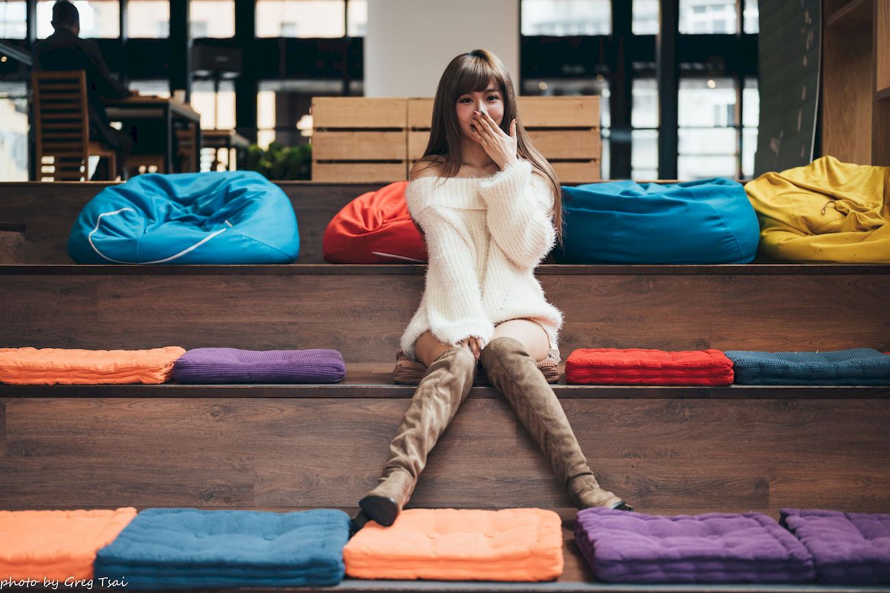 凯云身着‌白色毛绒针织上衣户外慵懒写真