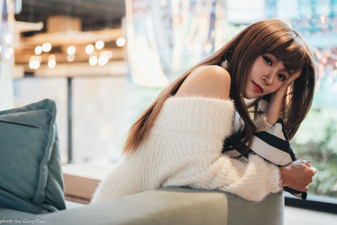 凯云身着‌白色毛绒针织上衣户外慵懒写真