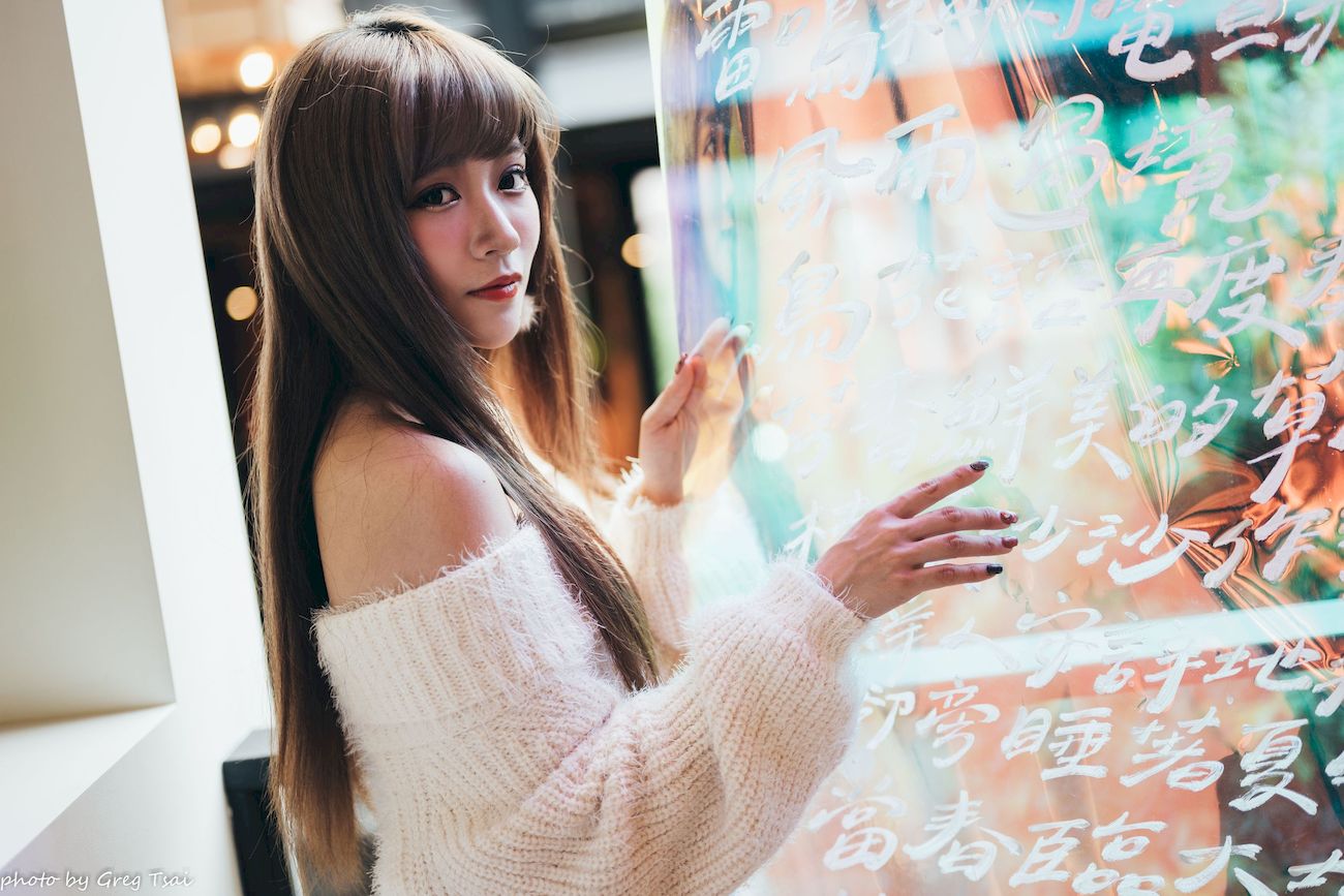 凯云身着‌白色毛绒针织上衣户外慵懒写真