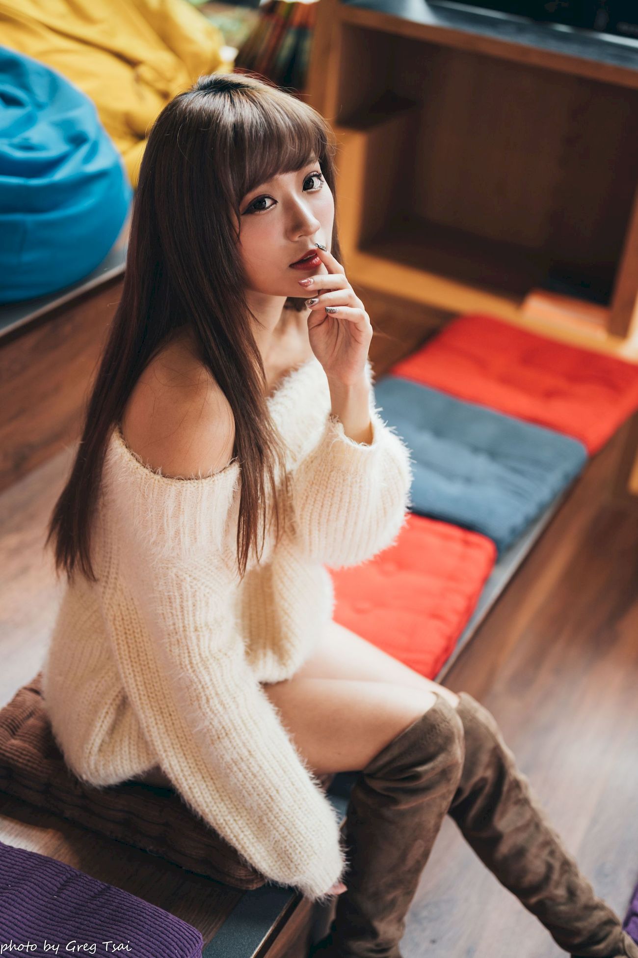 凯云身着‌白色毛绒针织上衣户外慵懒写真