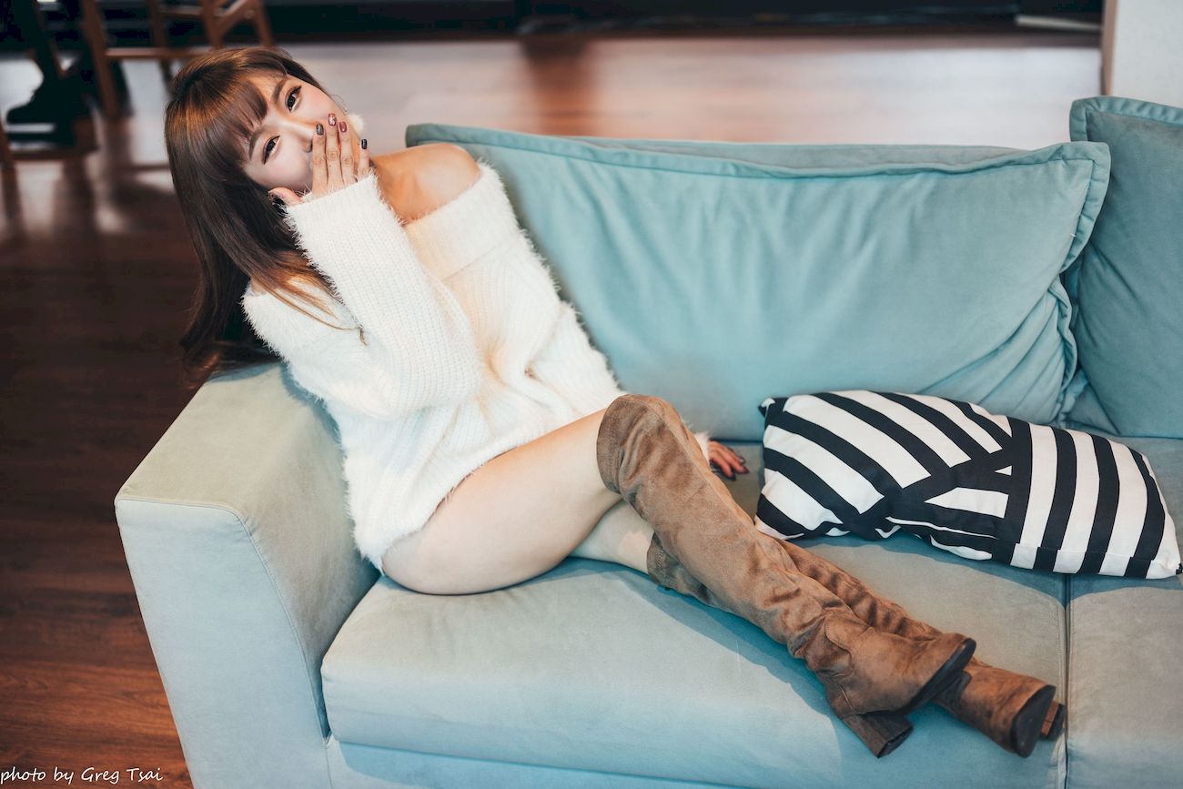 凯云身着‌白色毛绒针织上衣户外慵懒写真