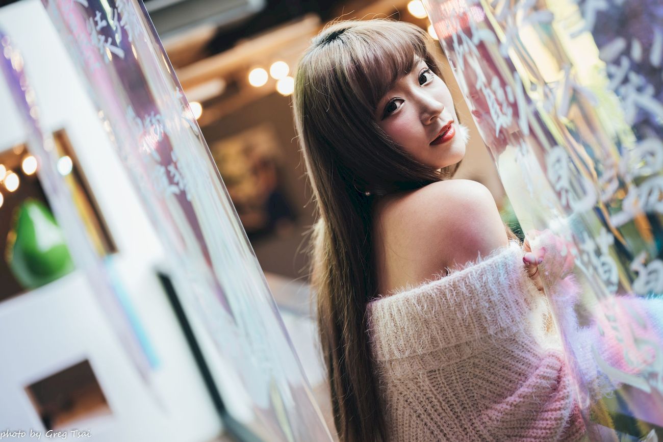 凯云身着‌白色毛绒针织上衣户外慵懒写真