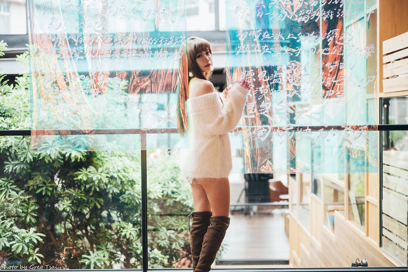 凯云身着‌白色毛绒针织上衣户外慵懒写真