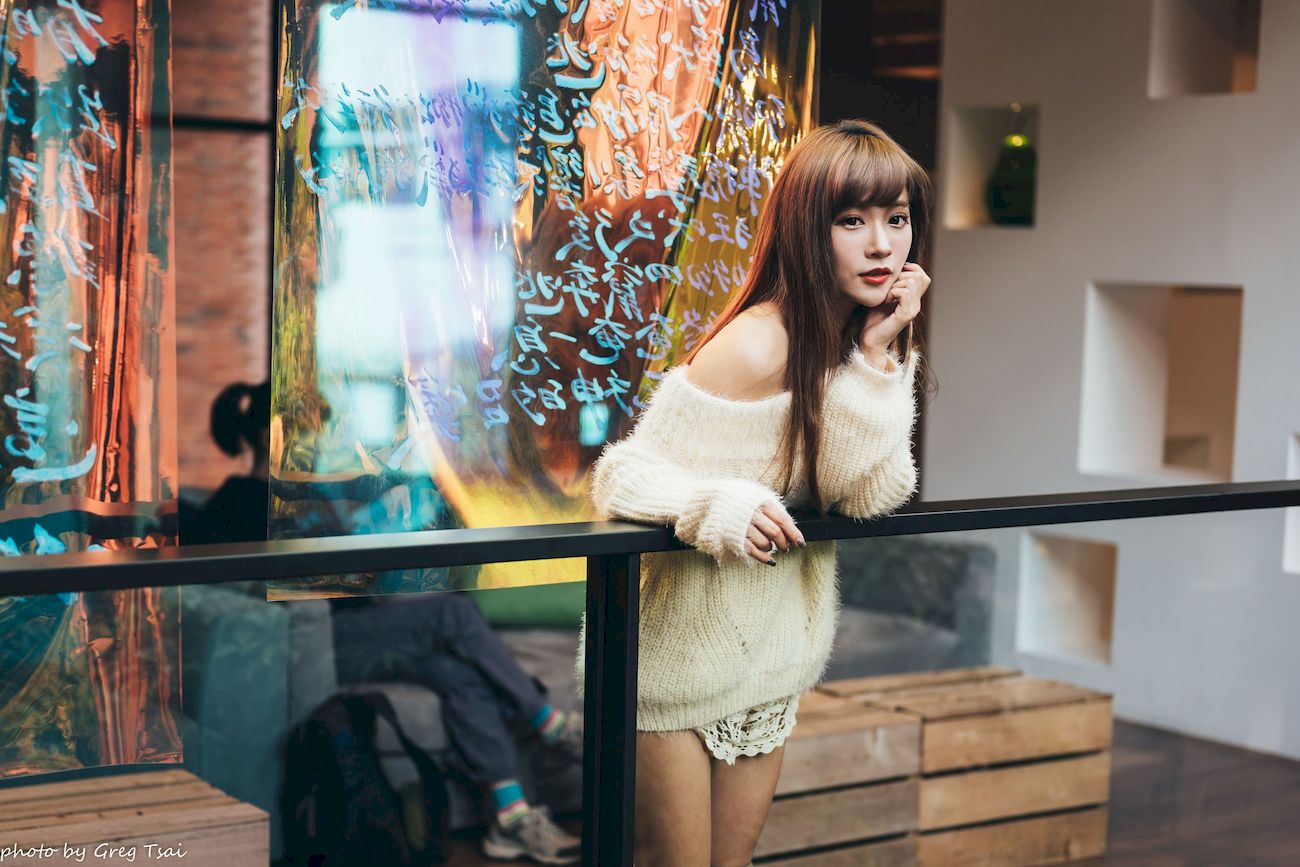 凯云身着‌白色毛绒针织上衣户外慵懒写真