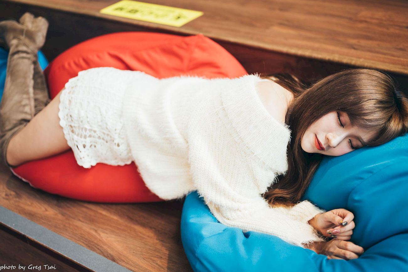 凯云身着‌白色毛绒针织上衣户外慵懒写真