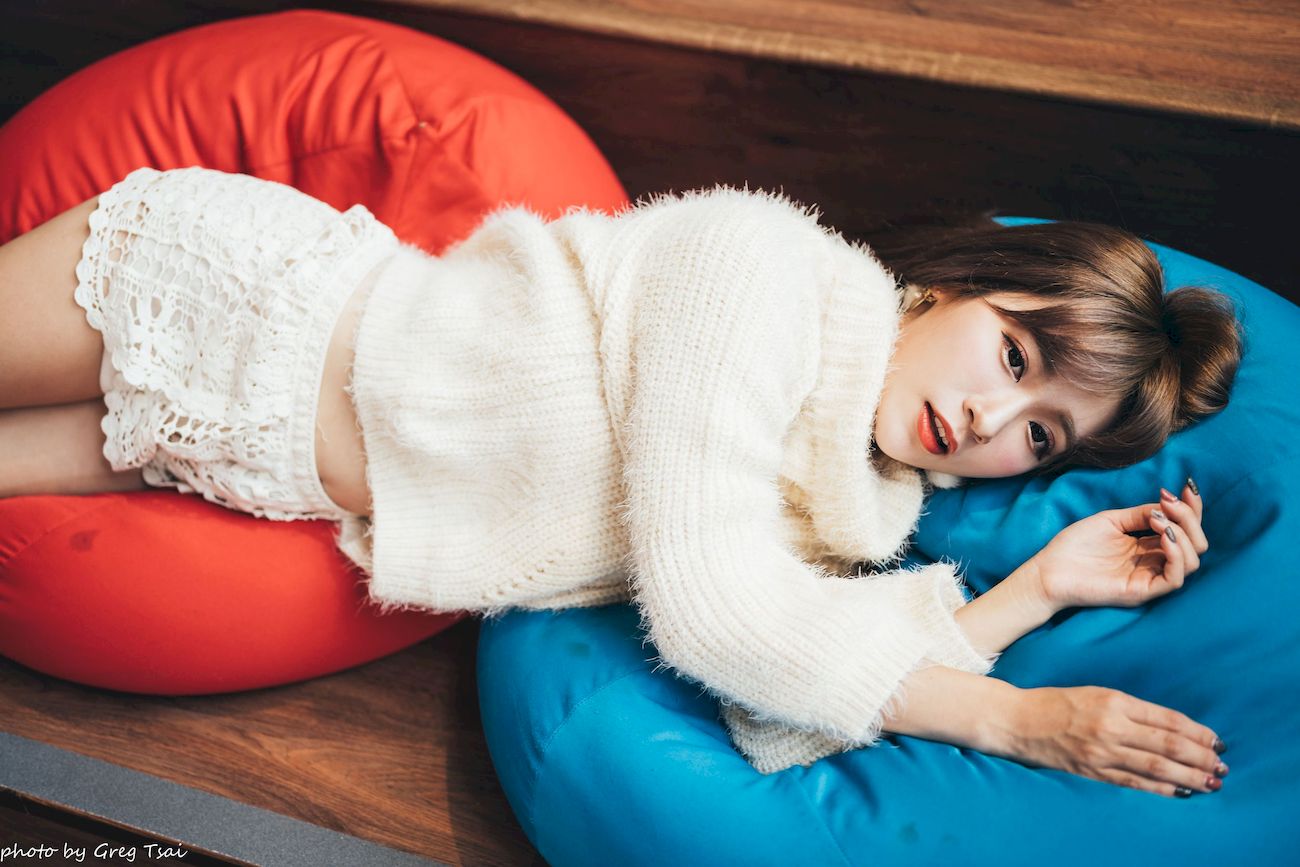 凯云身着‌白色毛绒针织上衣户外慵懒写真