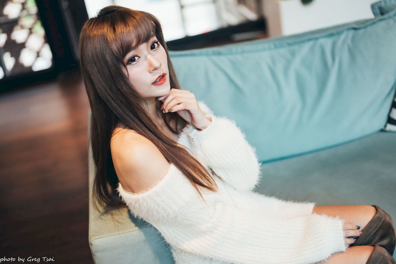 凯云身着‌白色毛绒针织上衣户外慵懒写真