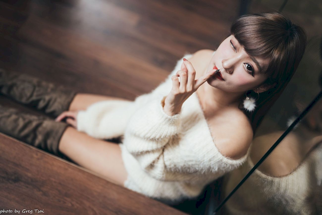 凯云身着‌白色毛绒针织上衣户外慵懒写真