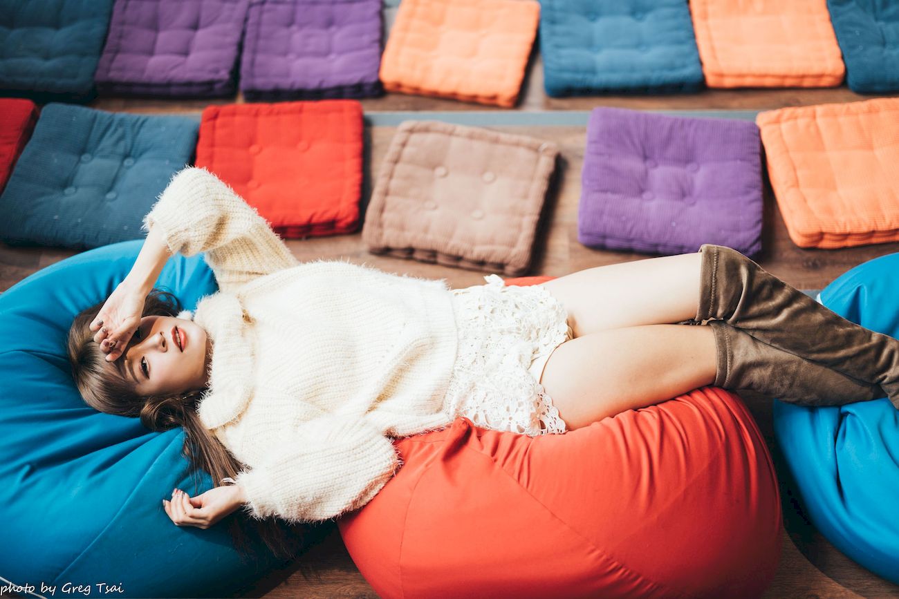 凯云身着‌白色毛绒针织上衣户外慵懒写真