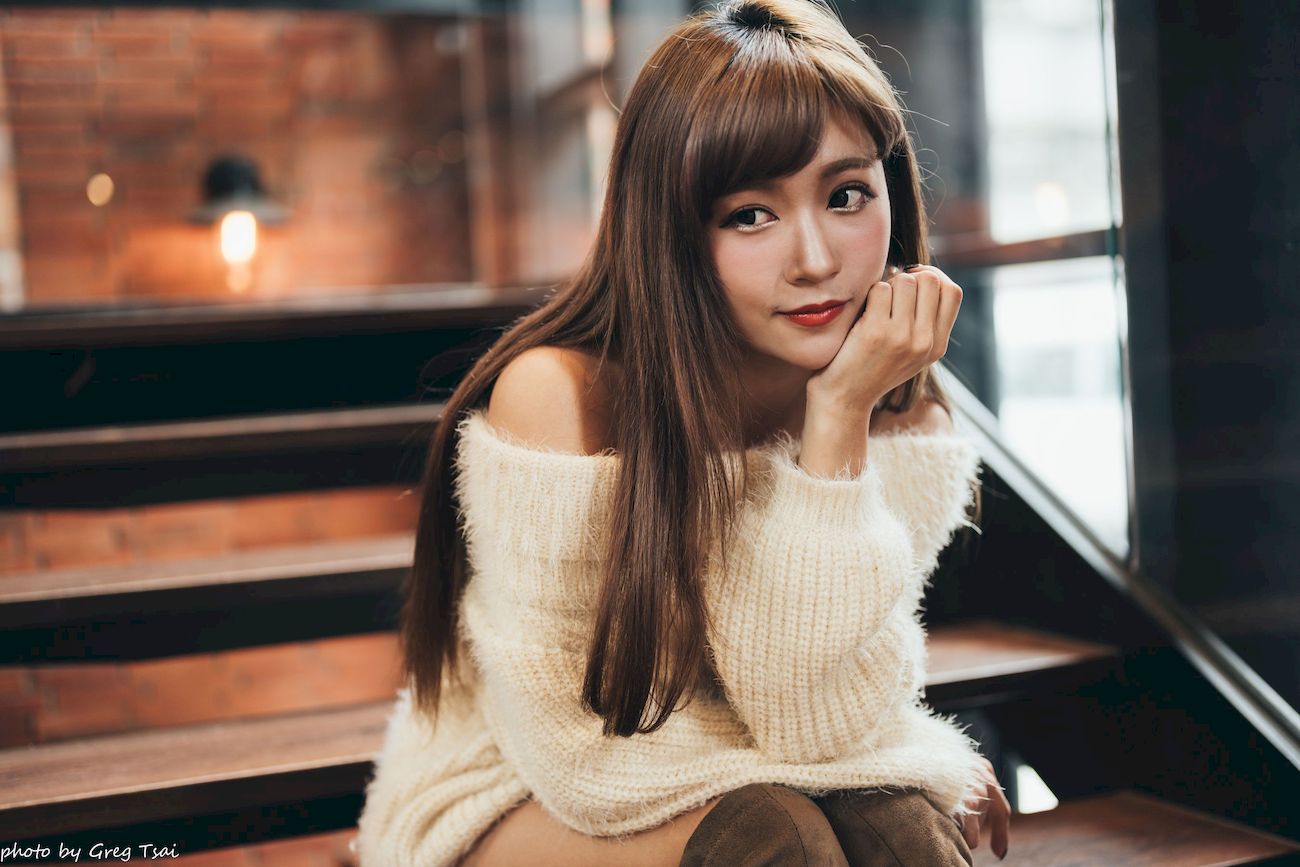 凯云身着‌白色毛绒针织上衣户外慵懒写真