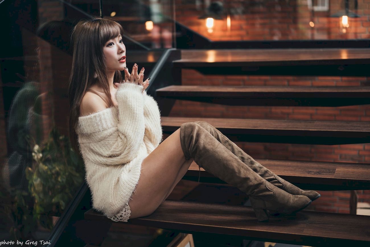 凯云身着‌白色毛绒针织上衣户外慵懒写真