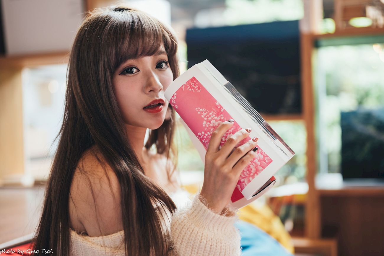 凯云身着‌白色毛绒针织上衣户外慵懒写真