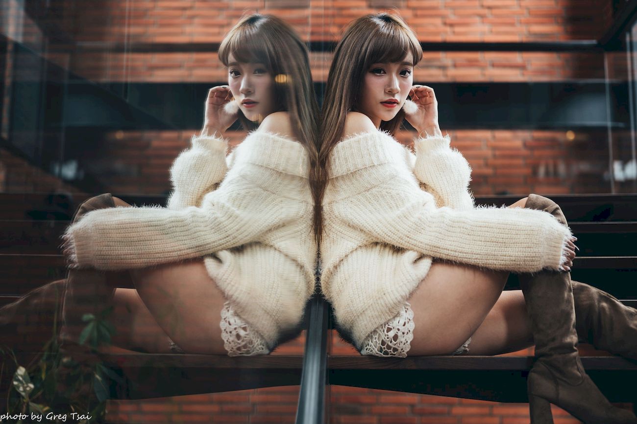 凯云身着‌白色毛绒针织上衣户外慵懒写真