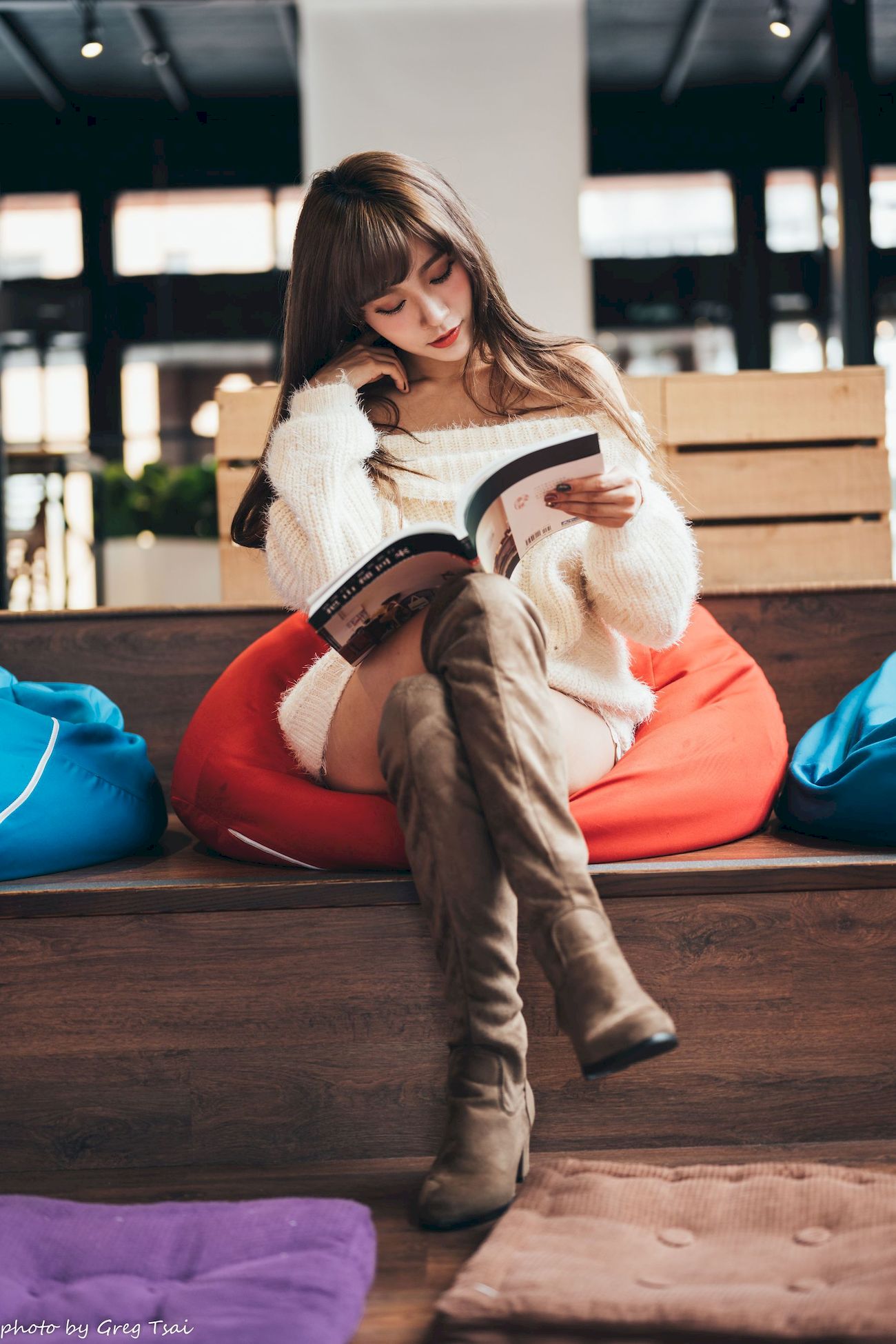 凯云身着‌白色毛绒针织上衣户外慵懒写真