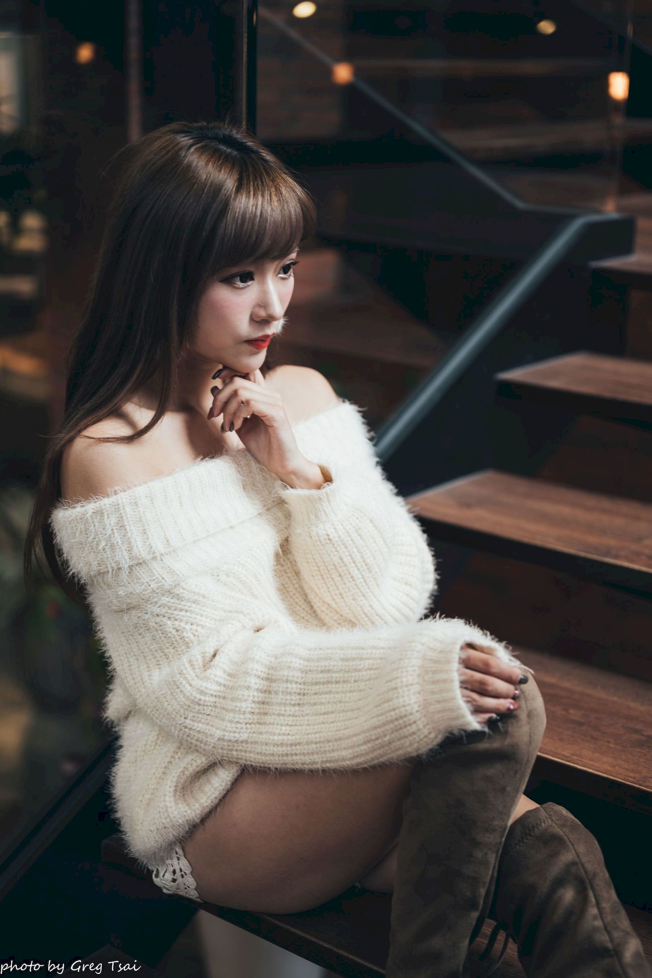 凯云身着‌白色毛绒针织上衣户外慵懒写真