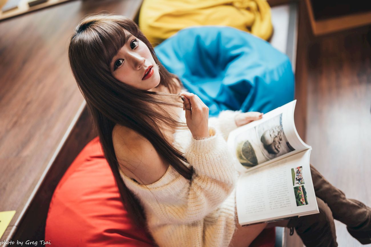 凯云身着‌白色毛绒针织上衣户外慵懒写真