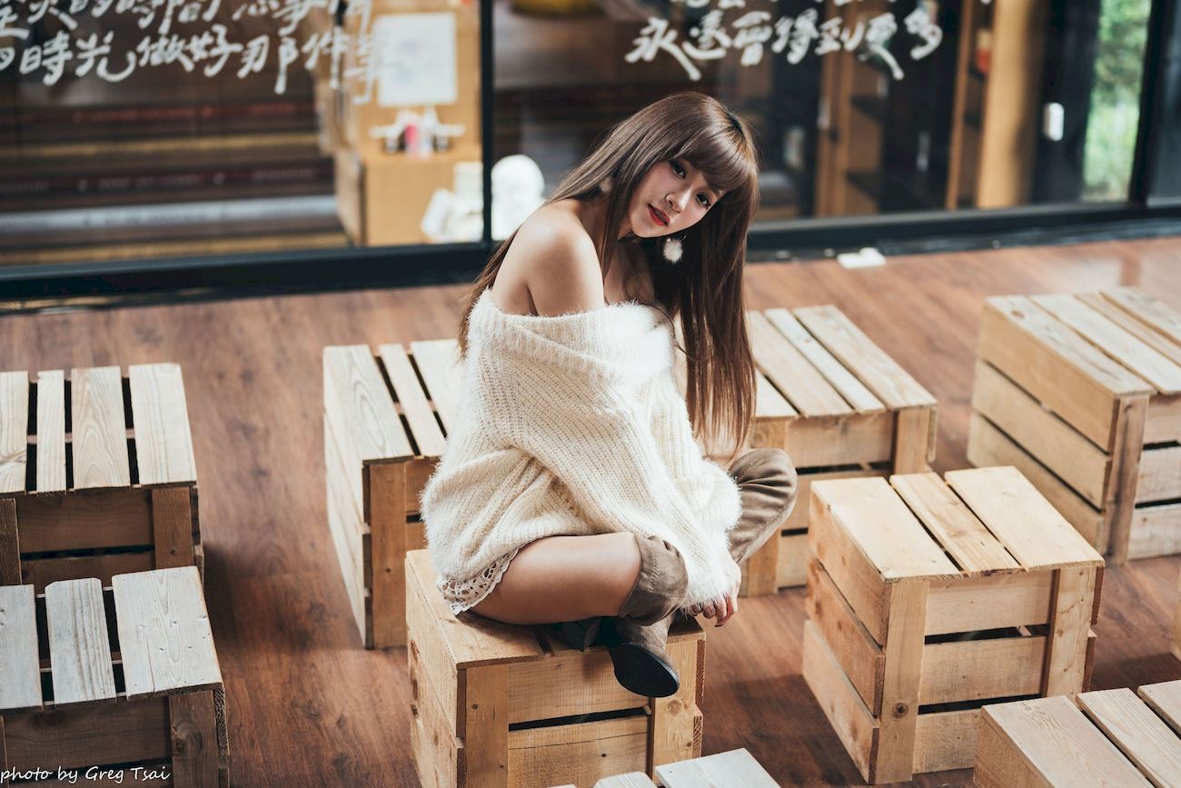 凯云身着‌白色毛绒针织上衣户外慵懒写真