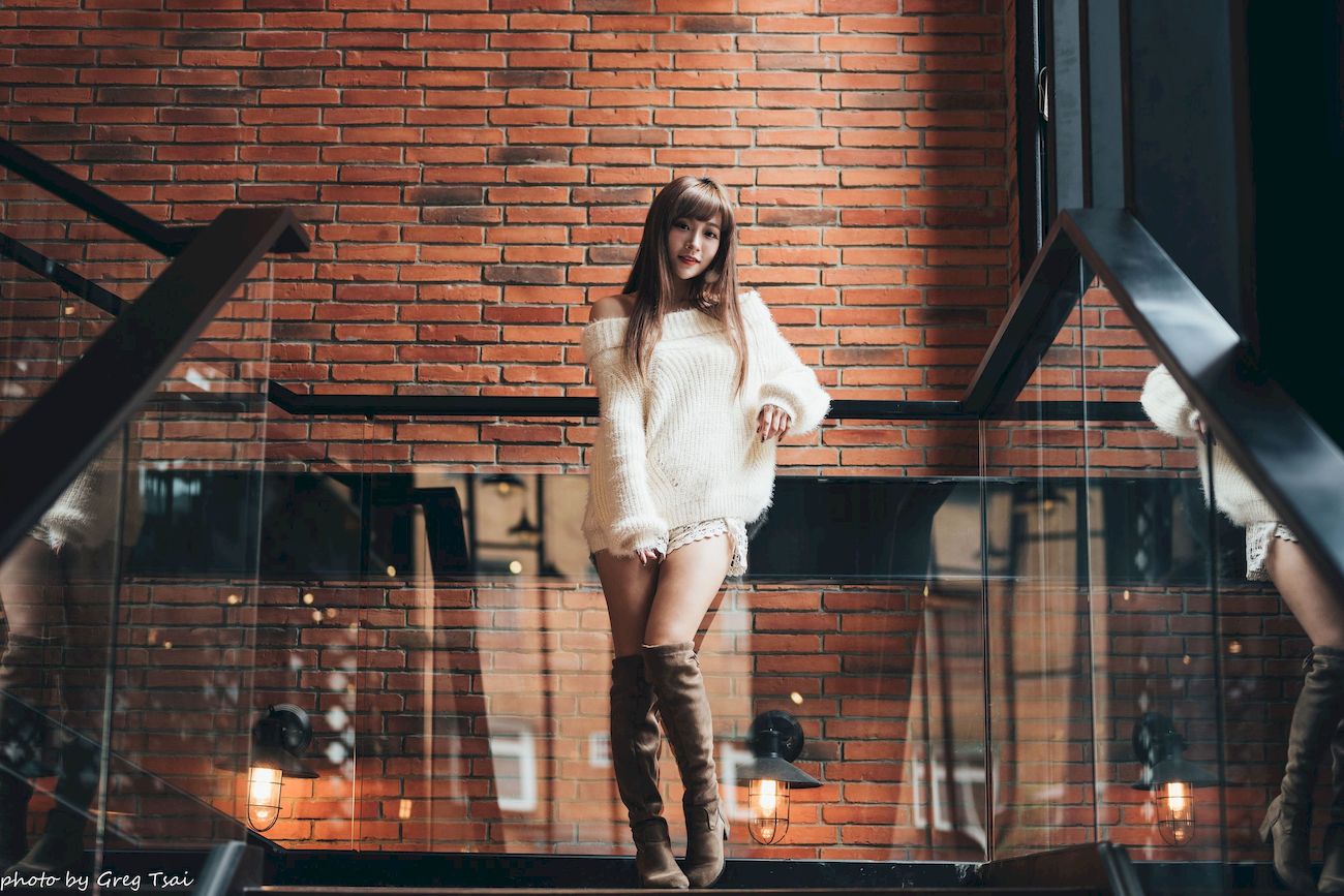 凯云身着‌白色毛绒针织上衣户外慵懒写真