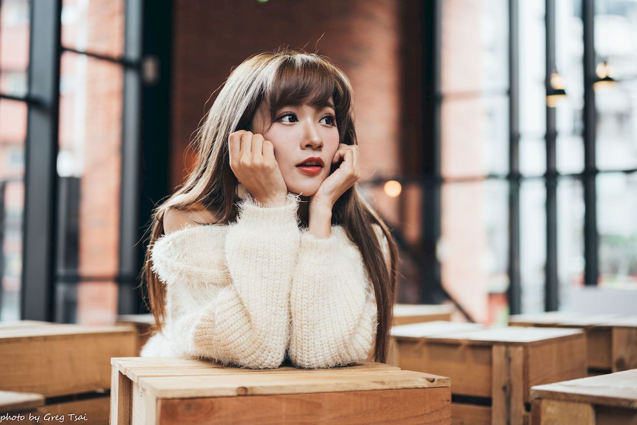 凯云身着‌白色毛绒针织上衣户外慵懒写真