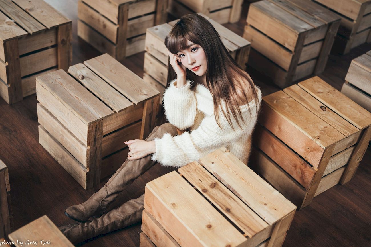 凯云身着‌白色毛绒针织上衣户外慵懒写真