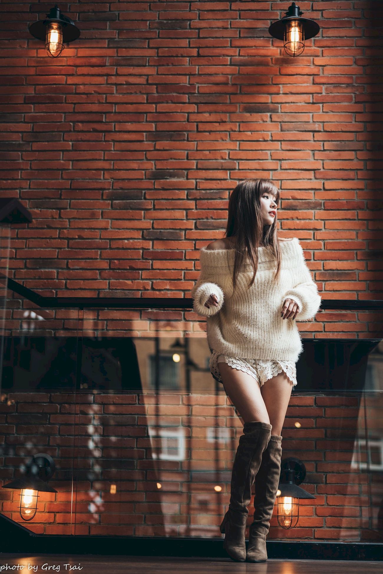 凯云身着‌白色毛绒针织上衣户外慵懒写真