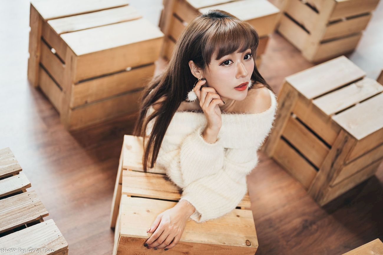 凯云身着‌白色毛绒针织上衣户外慵懒写真