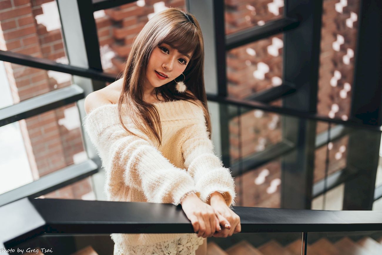 凯云身着‌白色毛绒针织上衣户外慵懒写真