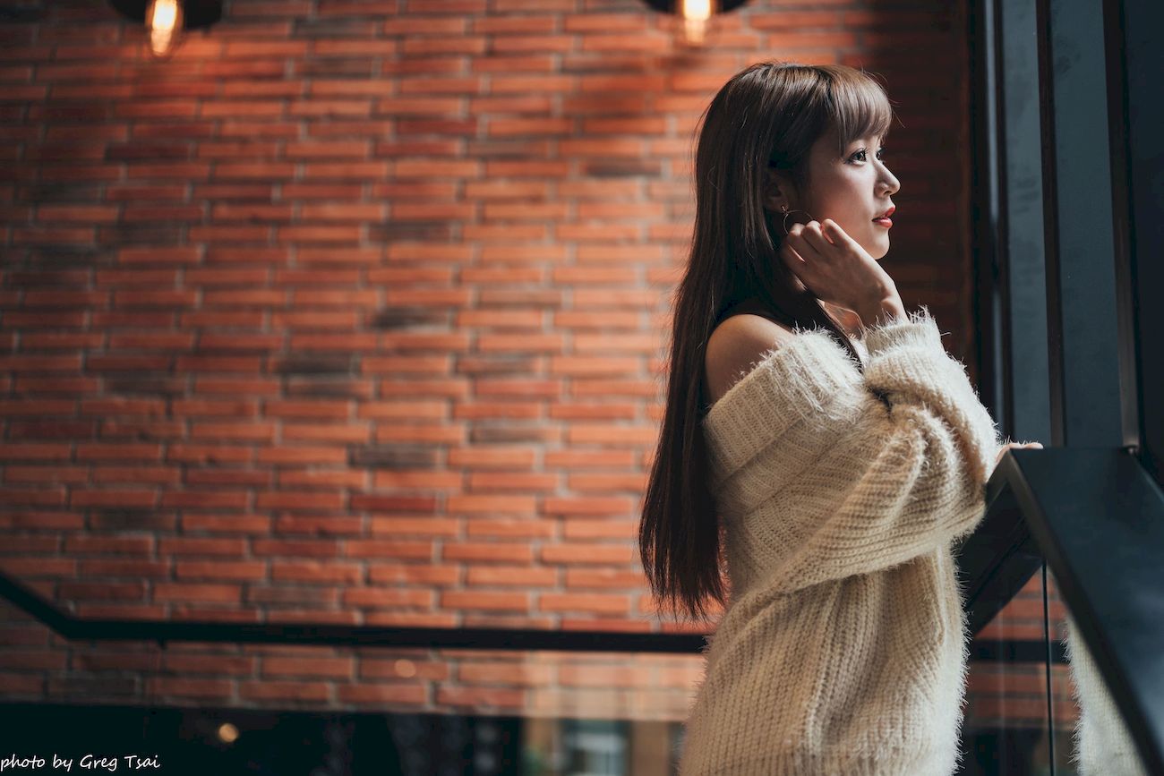 凯云身着‌白色毛绒针织上衣户外慵懒写真