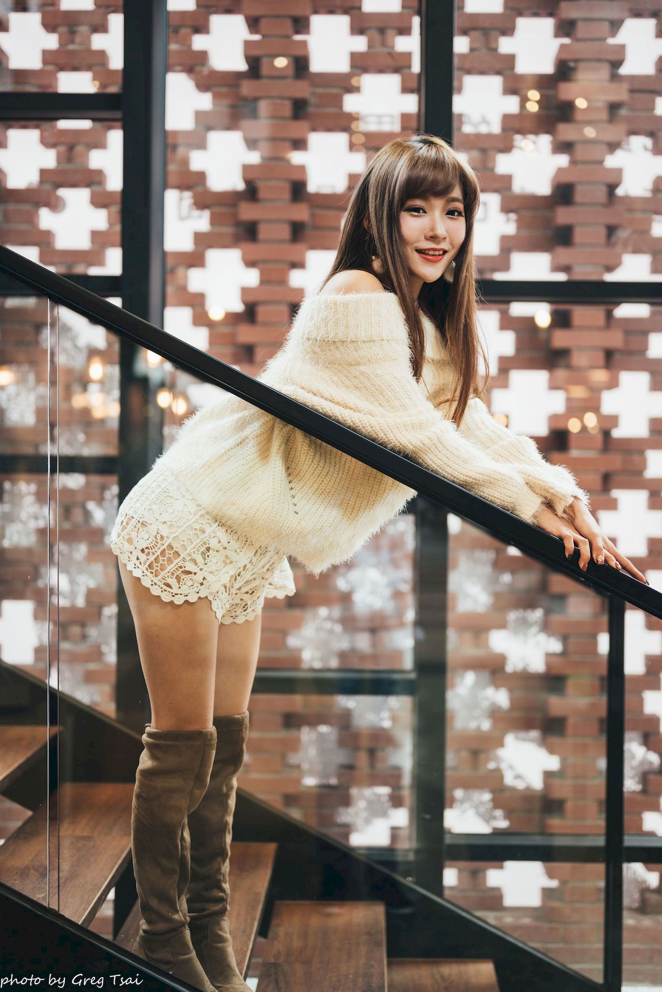 凯云身着‌白色毛绒针织上衣户外慵懒写真