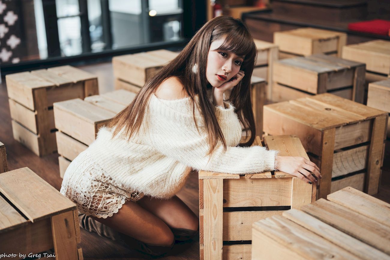 凯云身着‌白色毛绒针织上衣户外慵懒写真