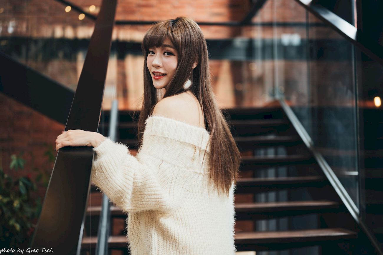 凯云身着‌白色毛绒针织上衣户外慵懒写真