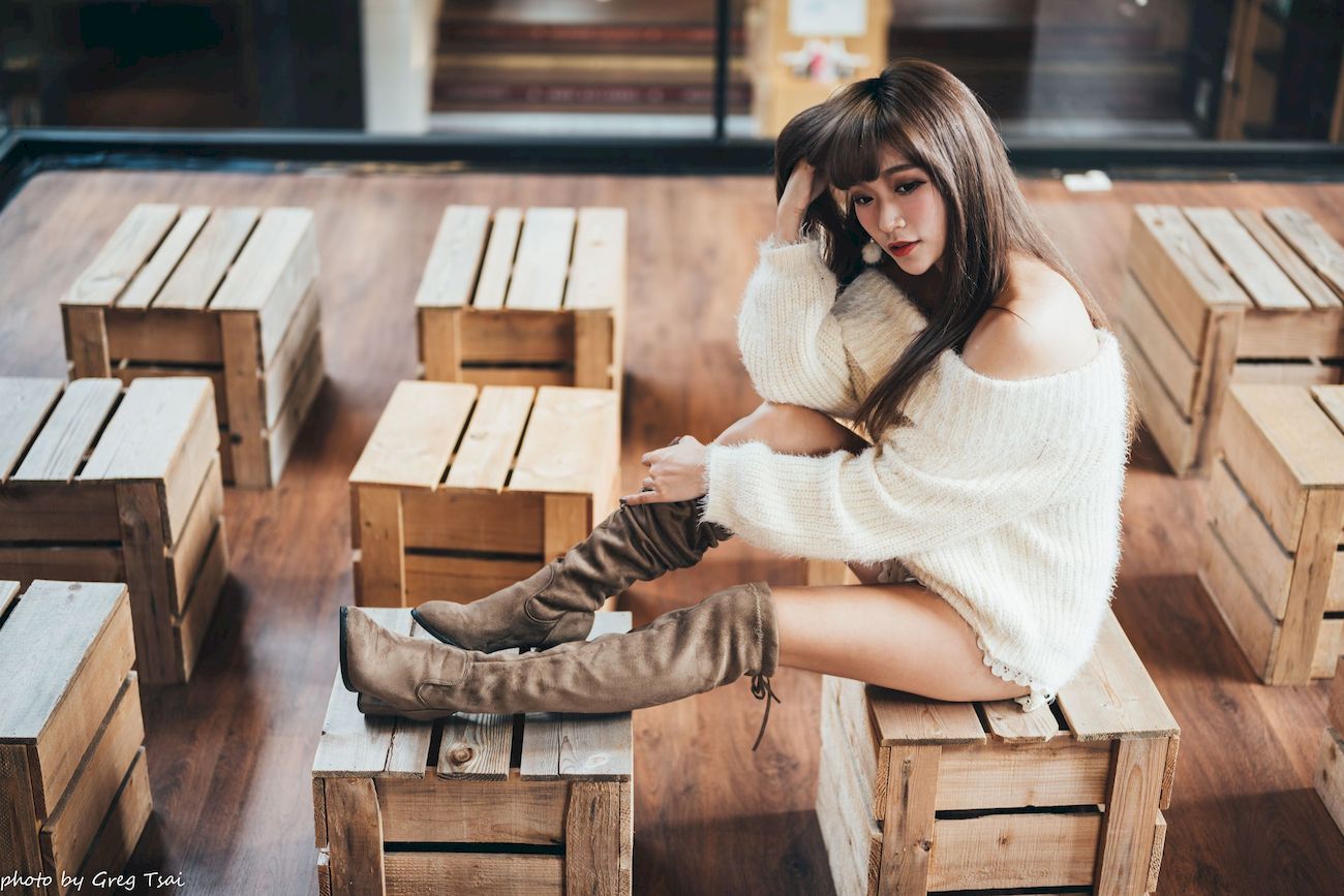 凯云身着‌白色毛绒针织上衣户外慵懒写真