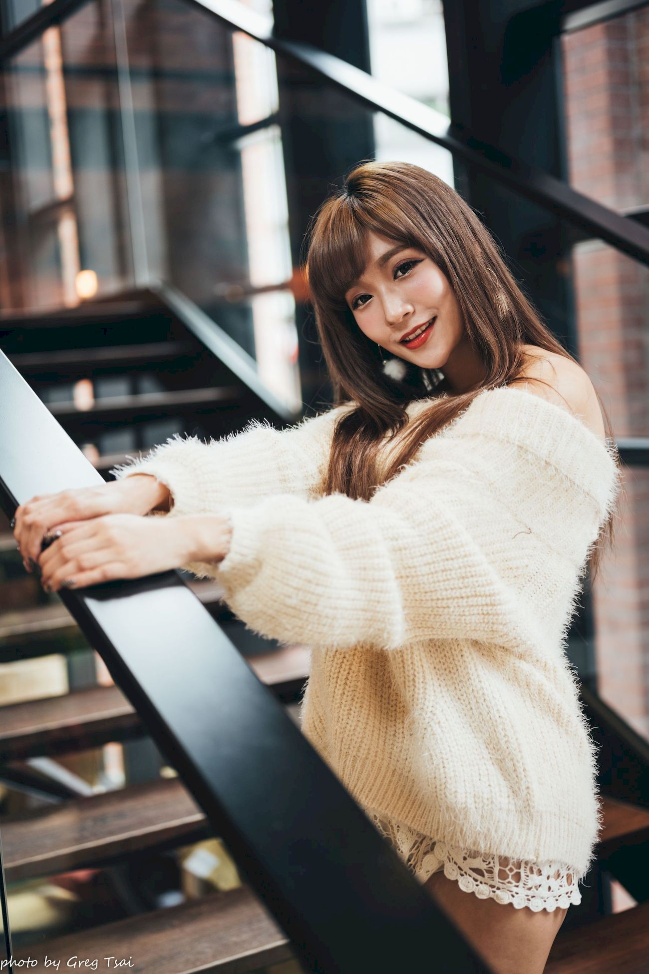 凯云身着‌白色毛绒针织上衣户外慵懒写真